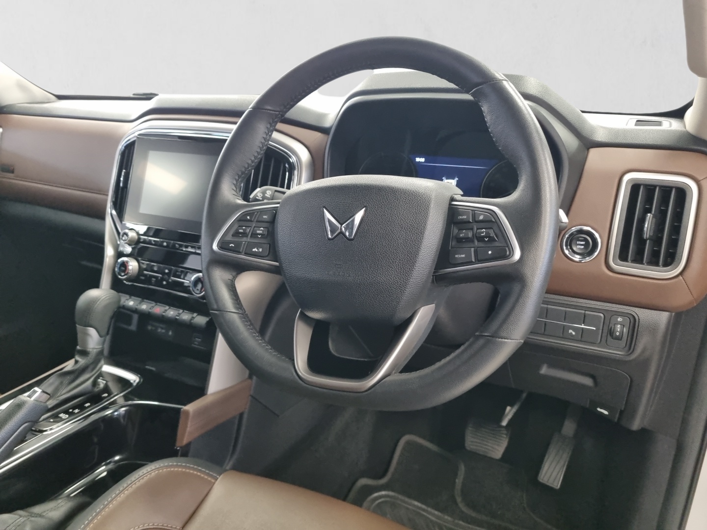 2025 MAHINDRA SCORPIO-N SCORPIO-N 2.2D A/T (Z8) interior image 1 of 8