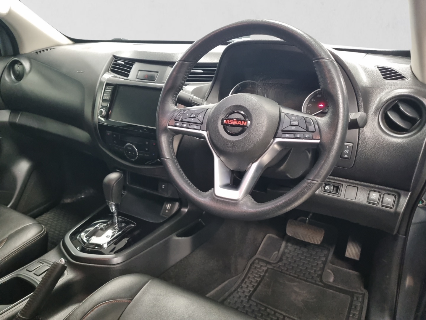 2024 NISSAN NAVARA NAVARA 2.5DDTI PRO-2X A/T D/C P/U interior image 1 of 7
