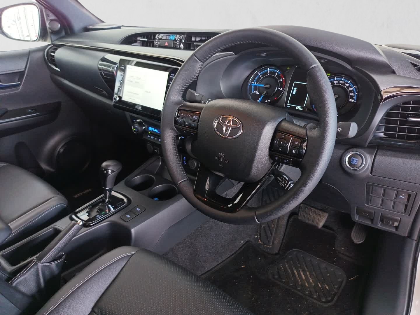 2026 TOYOTA HILUX HILUX 2.8 GD-6 RB LEGEND RS A/T P/U D/C (MHEV) interior image 1 of 7