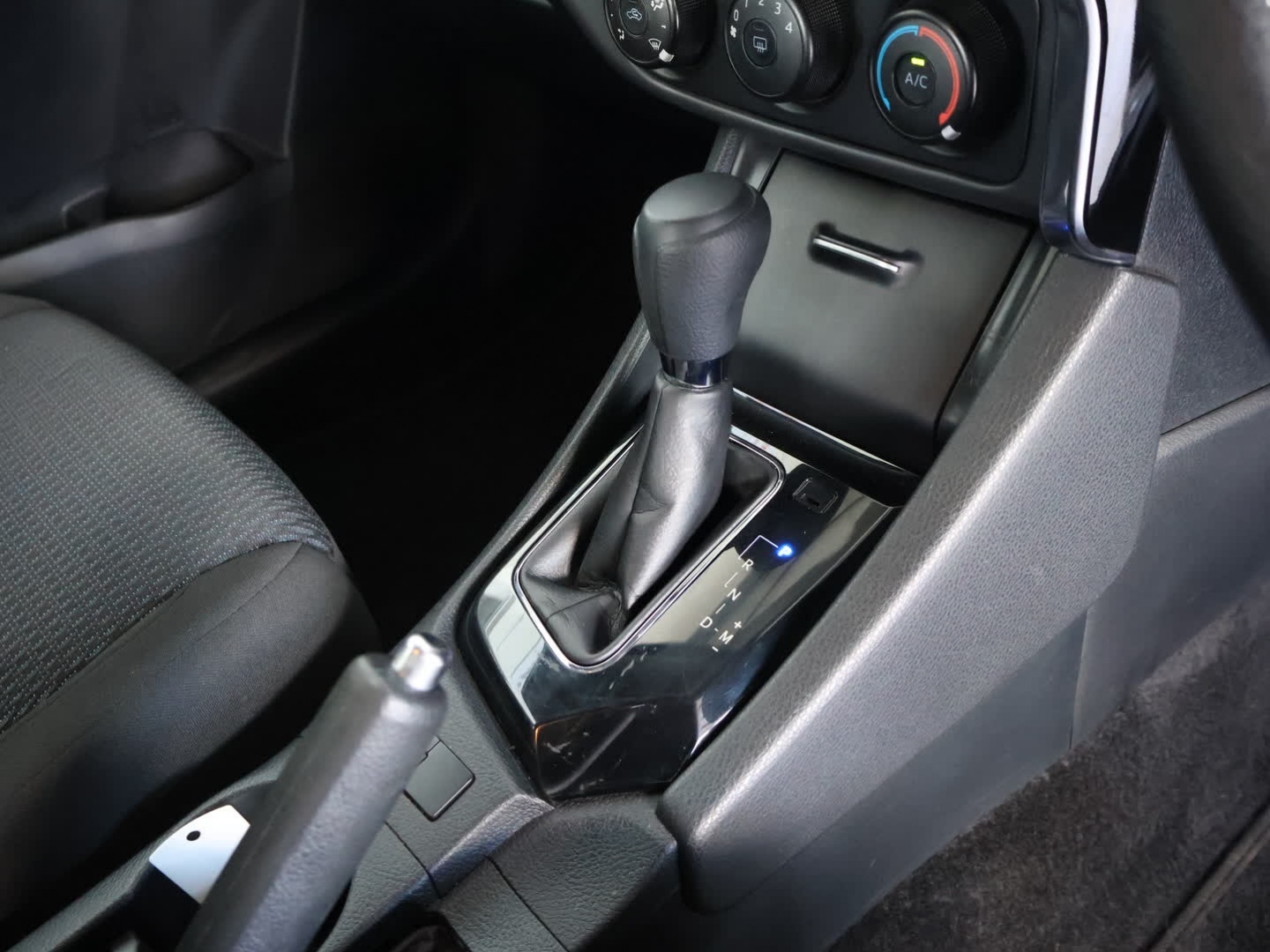 2024 TOYOTA COROLLA QUEST Corolla Quest PLUS 1.8 CVT interior image 1 of 7