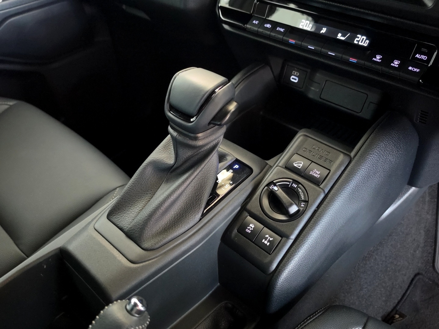 2026 TOYOTA LANDCRUISER LAND CRUISER / LEXUS Land Cruiser FJ 4X4 6AT VX interior image 1 of 9