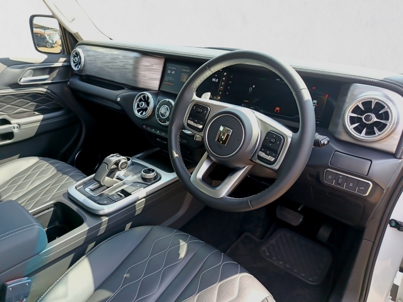 2025 GWM TANK 300 TANK 300 2.4TD LUXURY A/T interior image 1 of 6