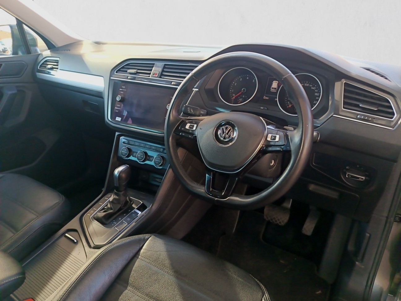 2020 VOLKSWAGEN TIGUAN TIGUAN 1.4 TSI COMFORTLINE DSG (110KW) interior image 1 of 7