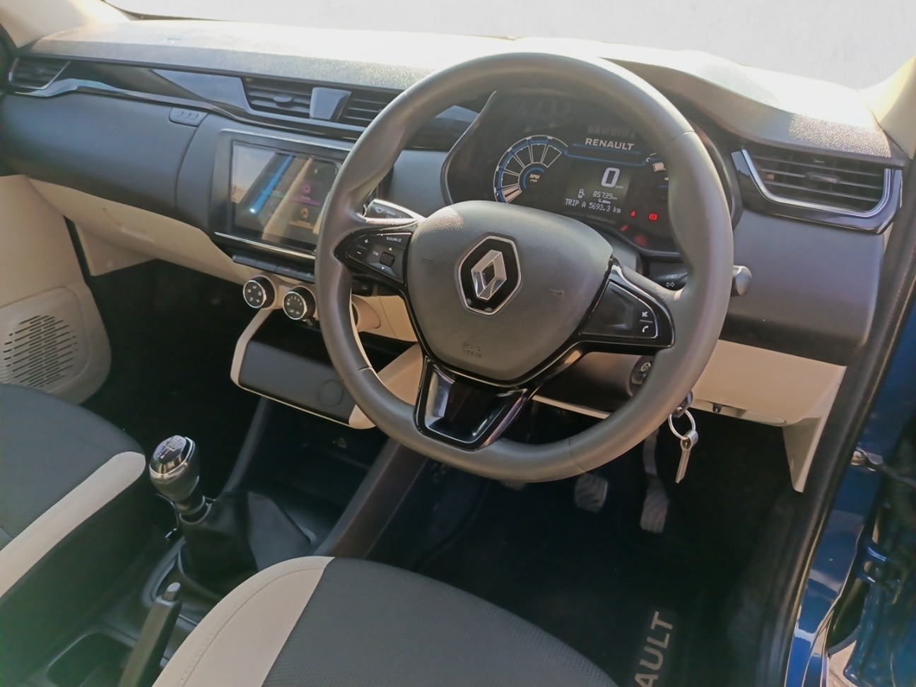 2024 RENAULT TRIBER TRIBER 1.0L DYNAMIQUE / ZEN interior image 1 of 7