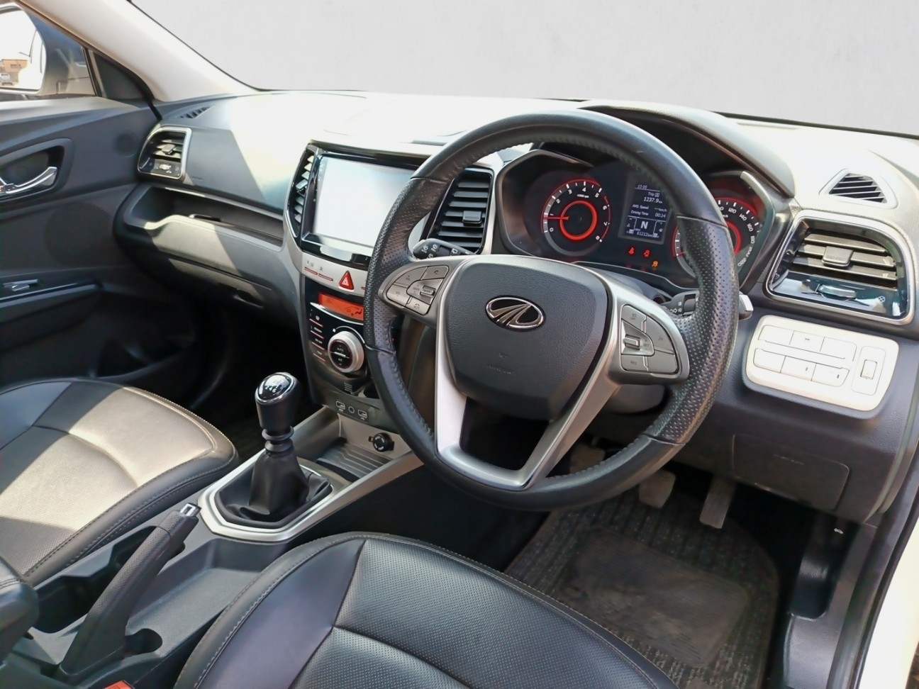 2023 MAHINDRA XUV300 XUV300 1.2T (W8) interior image 1 of 7
