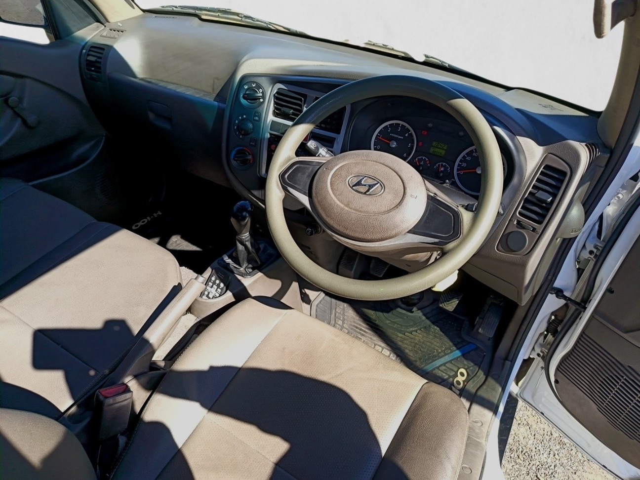2024 HYUNDAI H100 / BAKKIE H100 2.6D A/C F/C D/S interior image 1 of 7
