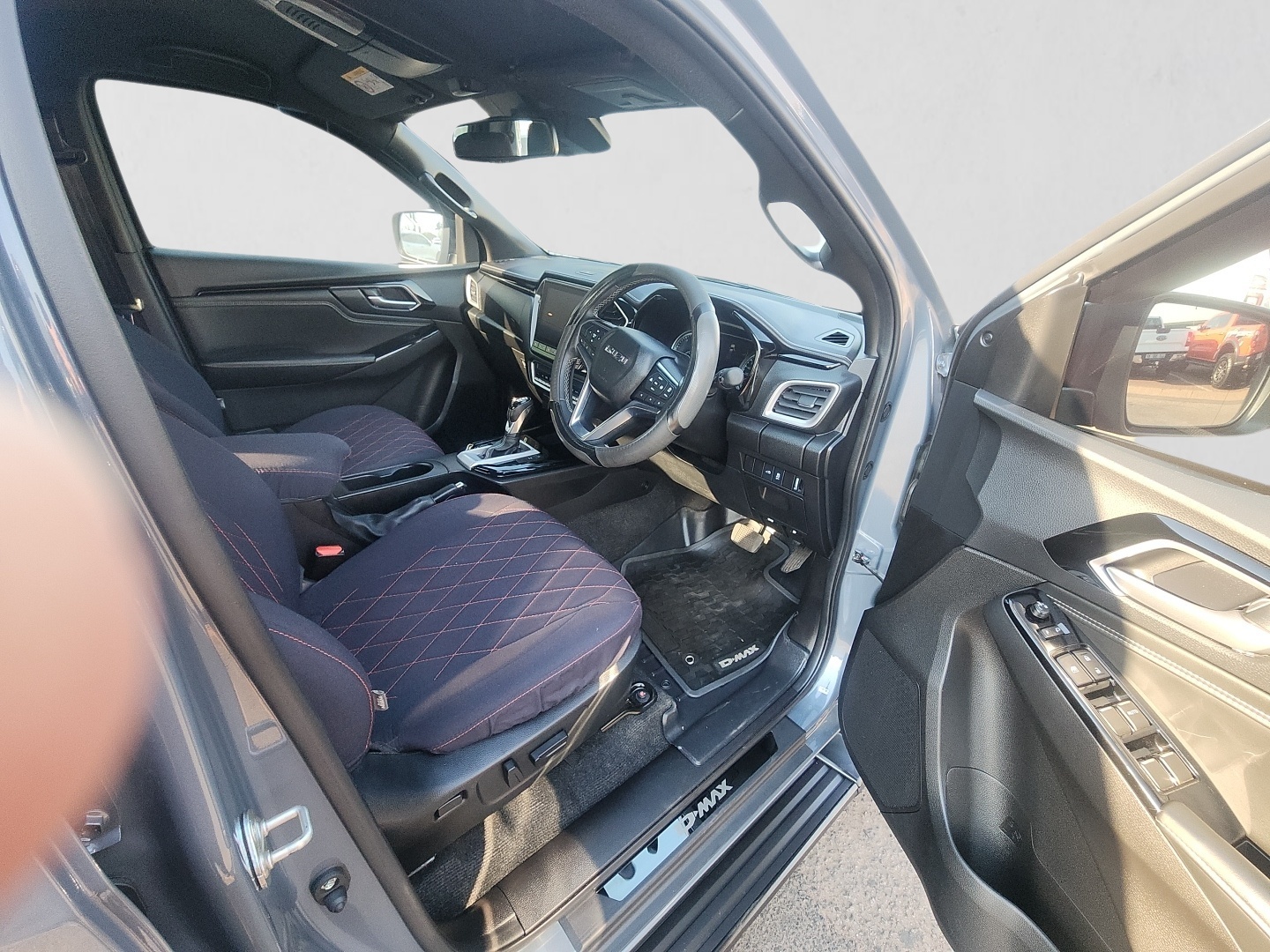 2025 ISUZU D-MAX D-MAX 3.0 Ddi V-CROSS HR A/T D/C P/U interior image 1 of 7