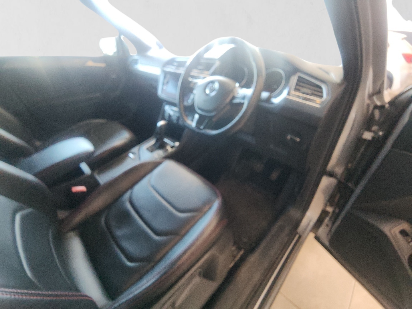 2022 VOLKSWAGEN TIGUAN TIGUAN 1.4 TSI R-LINE DSG (110KW) interior image 1 of 7