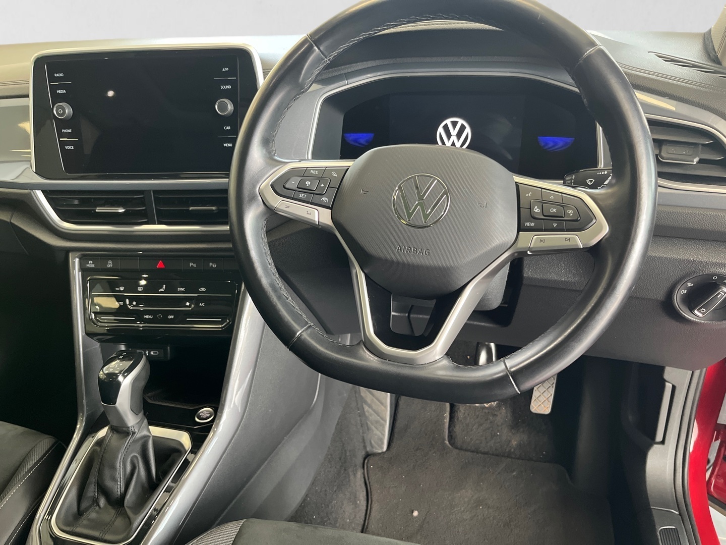 2024 VOLKSWAGEN T-ROC T-ROC 1.4 TSI DESIGN TIPTRONIC interior image 1 of 7