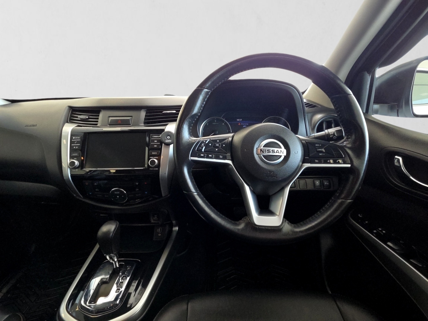 2022 NISSAN NAVARA NAVARA 2.5DDTI LE/LE PLUS A/T D/C P/U interior image 1 of 7