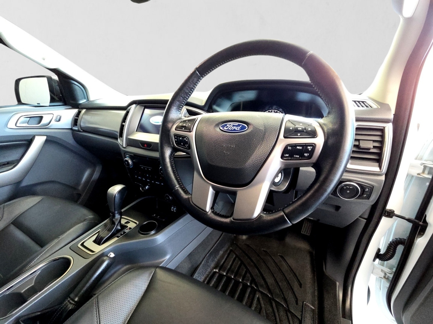 2017 FORD EVEREST EVEREST 3.2 TDCi XLT A/T interior image 1 of 8