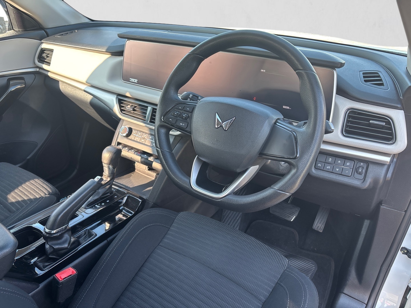 2023 MAHINDRA XUV 700 XUV 700 2.0 AX5 A/T interior image 1 of 6