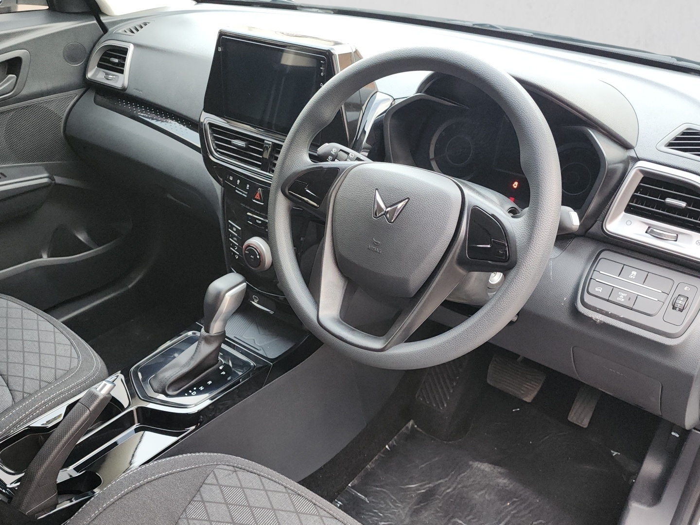 2026 MAHINDRA XUV3XO XUV3XO 1.2T MX2 A/T interior image 1 of 7
