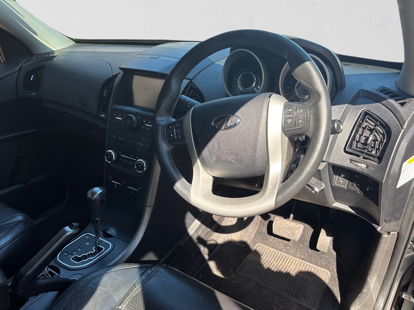 2018 MAHINDRA XUV XUV 500 2.2D MHAWK A/T (W8) 7 SEAT interior image 1 of 7