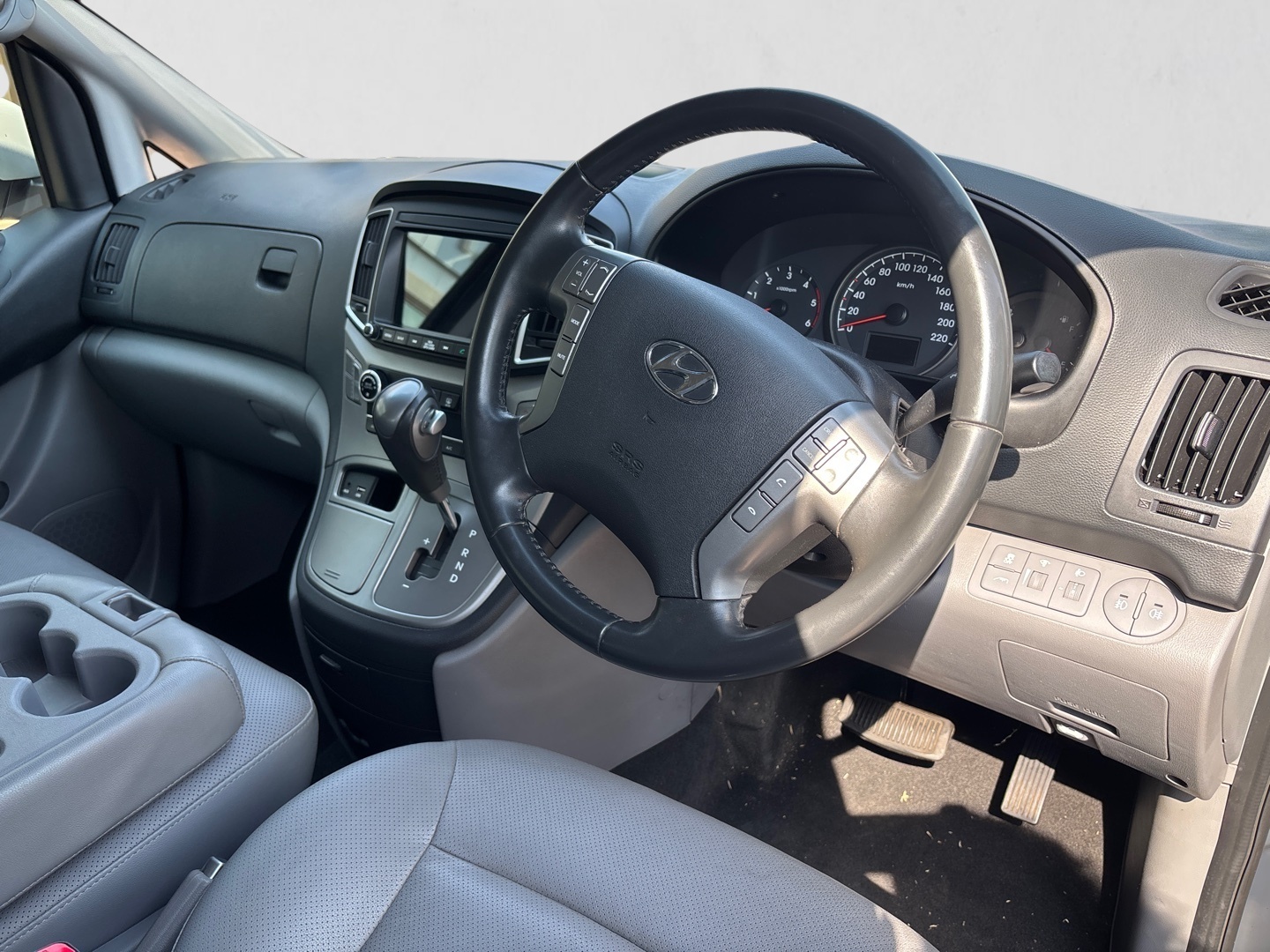 2019 HYUNDAI H-1 H-1 2.5 CRDI A/T/ 2.5 ELITE A/T interior image 1 of 8