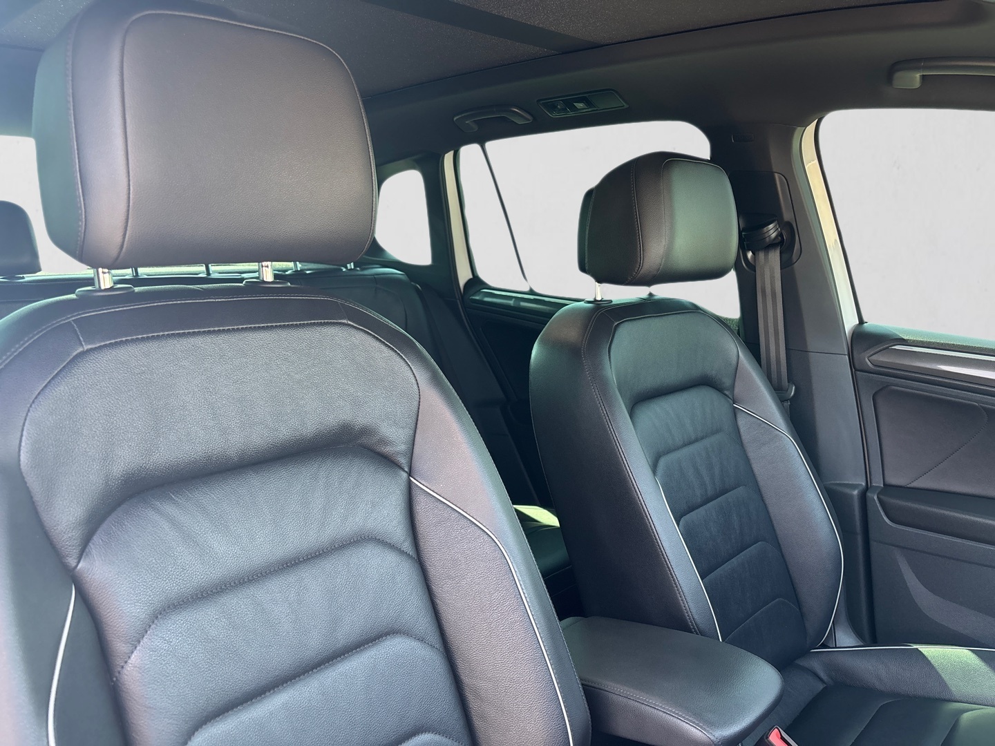 2020 VOLKSWAGEN TIGUAN TIGUAN 2.0 TDI HIGHLINE 4/MOT DSG interior image 1 of 5
