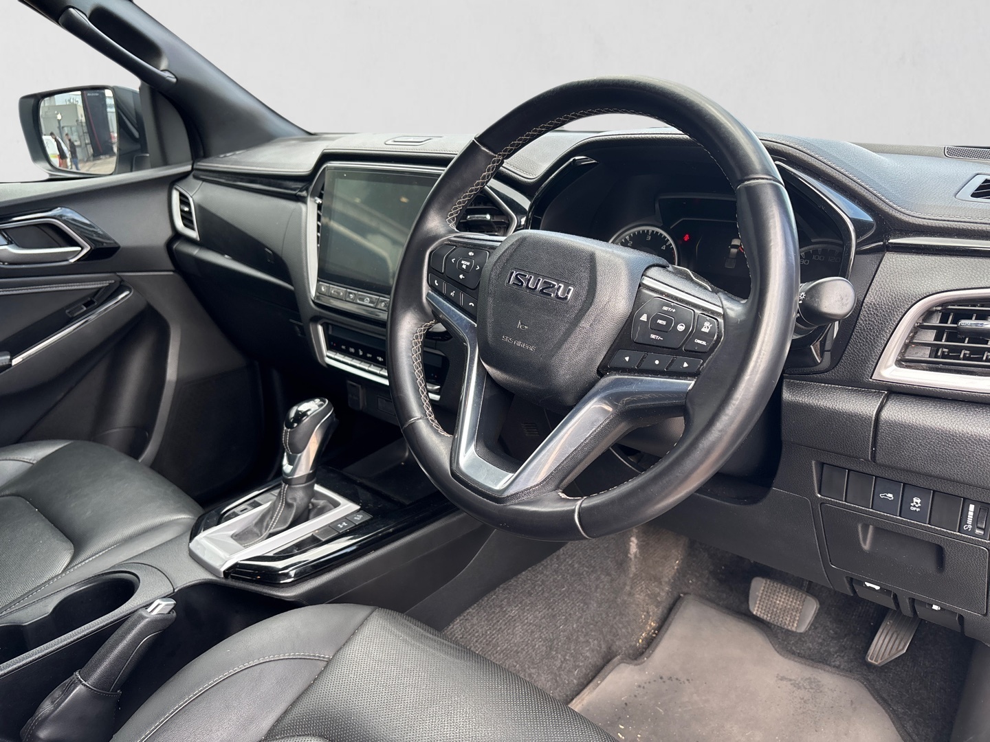 2022 ISUZU D-MAX D-MAX 3.0 Ddi V-CROSS HR A/T D/C P/U interior image 1 of 7