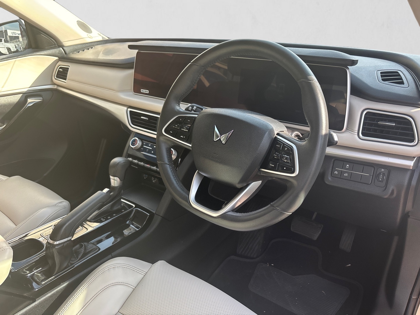 2024 MAHINDRA XUV 700 XUV 700 2.0 AX7 A/T (7 SEATER) interior image 1 of 7