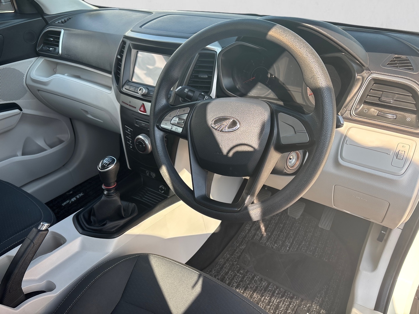 2020 MAHINDRA XUV300 XUV300 1.5D (W6) interior image 1 of 7