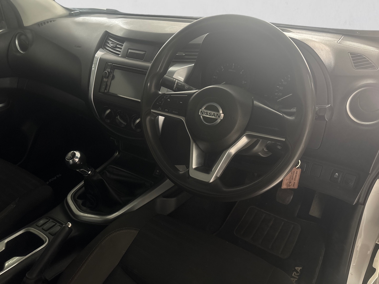 2022 NISSAN NAVARA NAVARA 2.5DDTI SE S/C P/U interior image 1 of 5