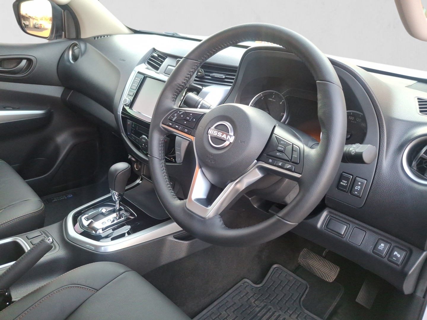 2026 NISSAN NAVARA NAVARA 2.5DDTI STEALTH A/T interior image 1 of 7
