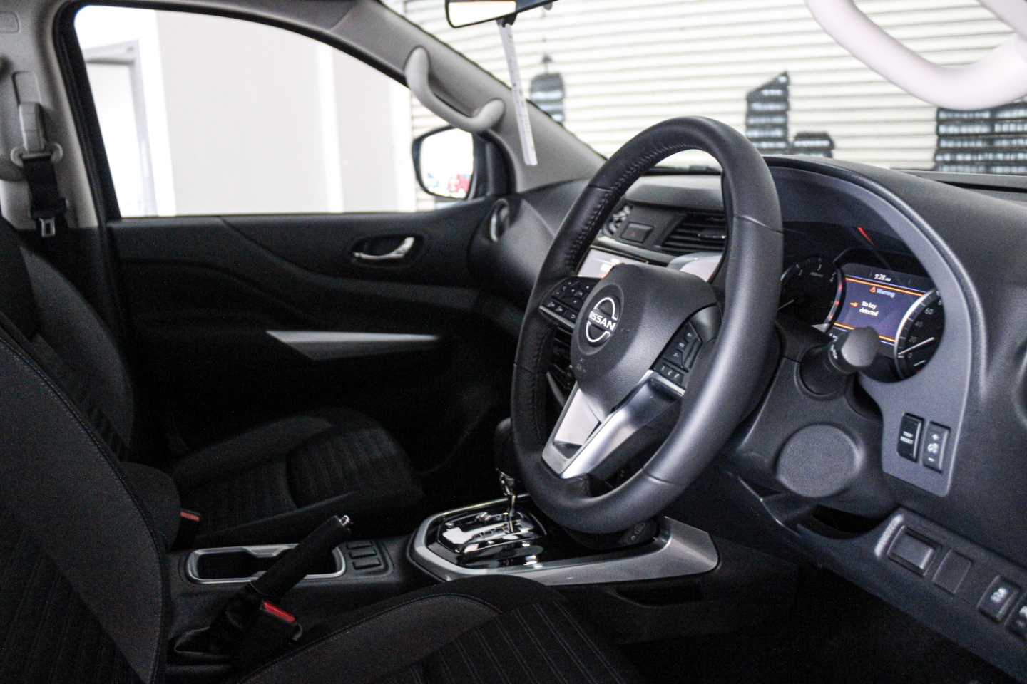 2026 NISSAN NAVARA NAVARA 2.5DDTI LE/LE PLUS A/T D/C P/U interior image 1 of 3