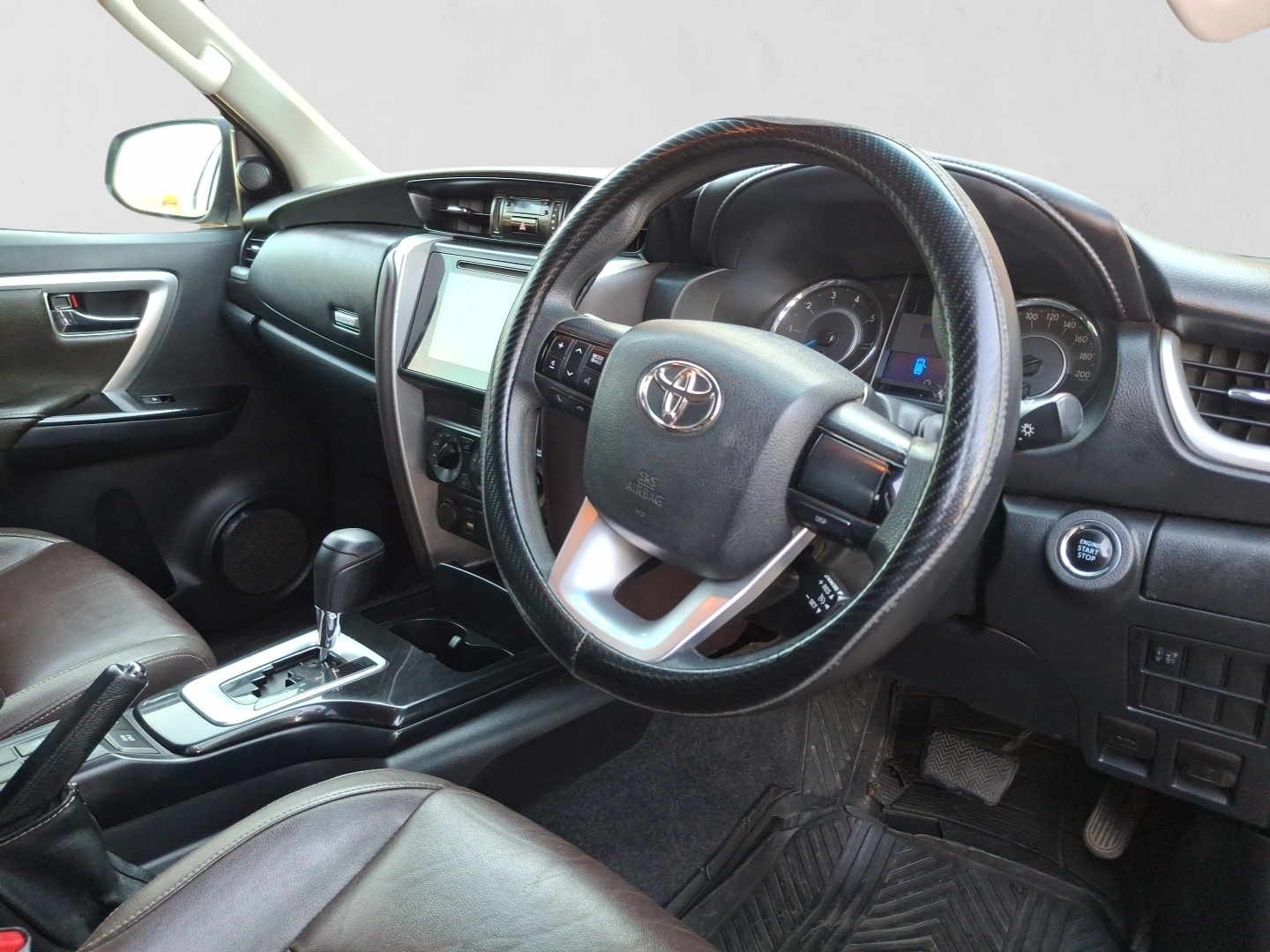 2019 TOYOTA FORTUNER Fortuner 2.4GD-6 R/B A/T interior image 1 of 6