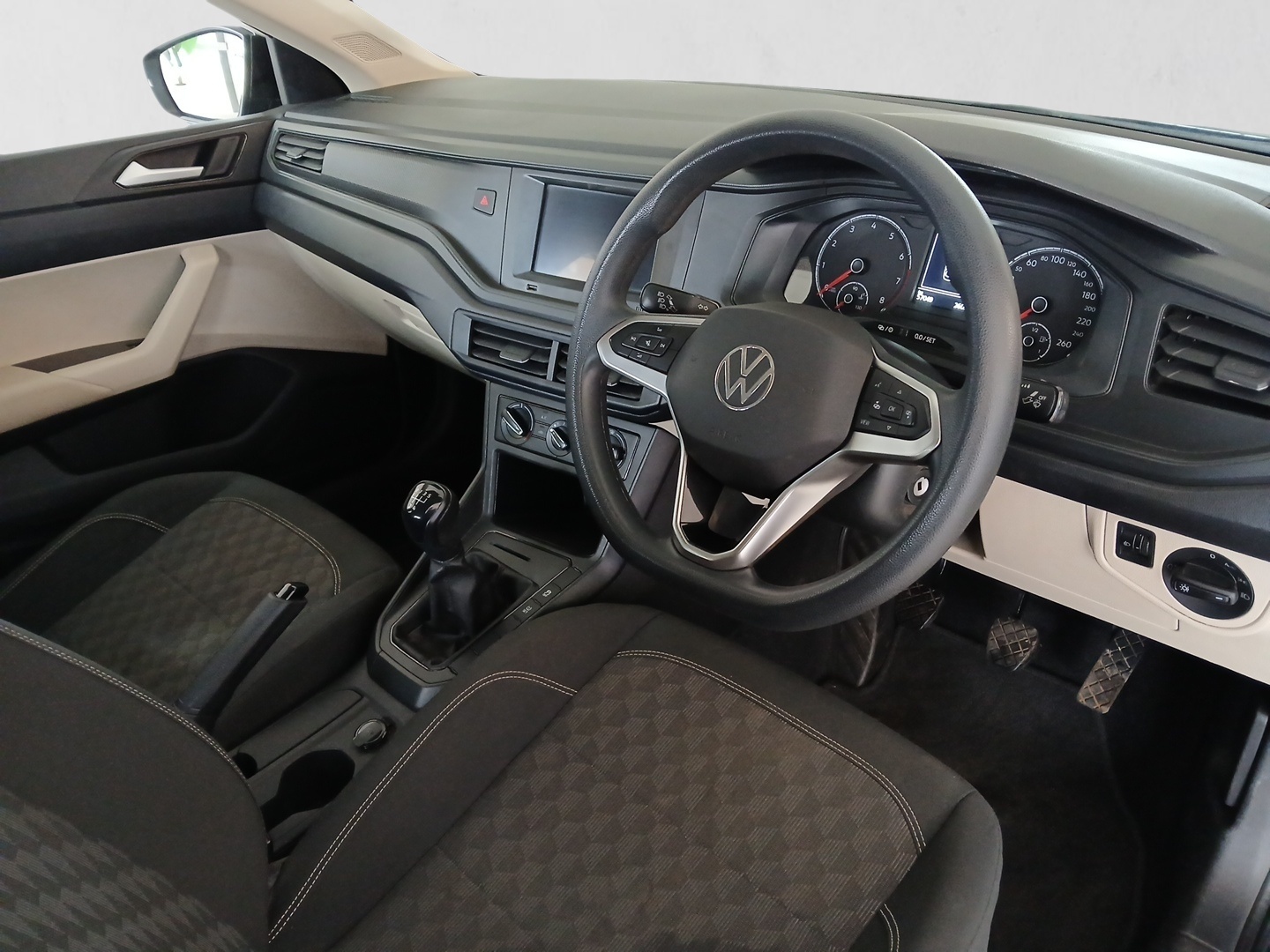 2024 VOLKSWAGEN POLO CLASSIC POLO CLASSIC POLO 1.6 interior image 1 of 7
