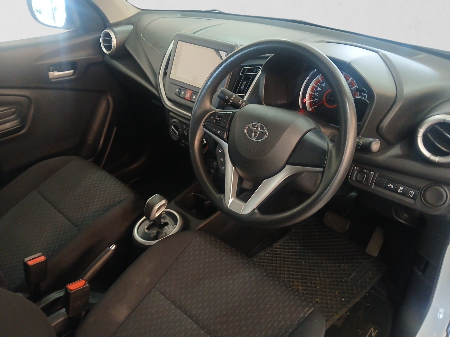 2025 TOYOTA VITZ AYGO/AGYA/VITZ Toyota Vitz 1.0 XR AMT interior image 1 of 7