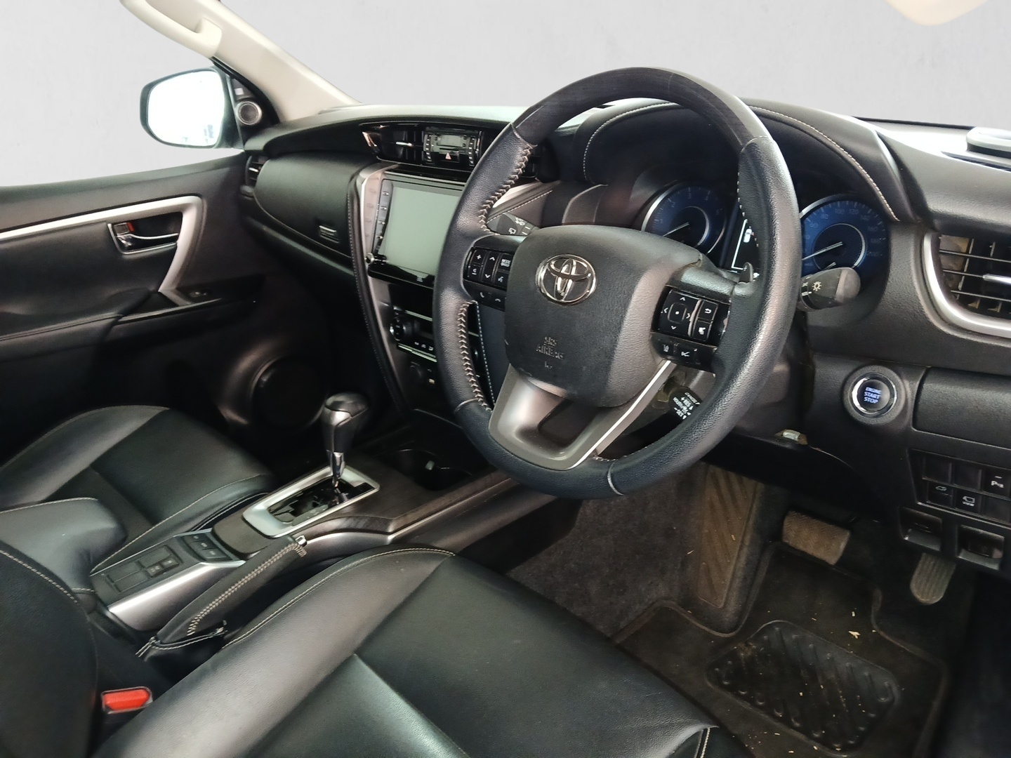 2022 TOYOTA FORTUNER Fortuner 2.8GD-6 VX A/T interior image 1 of 7