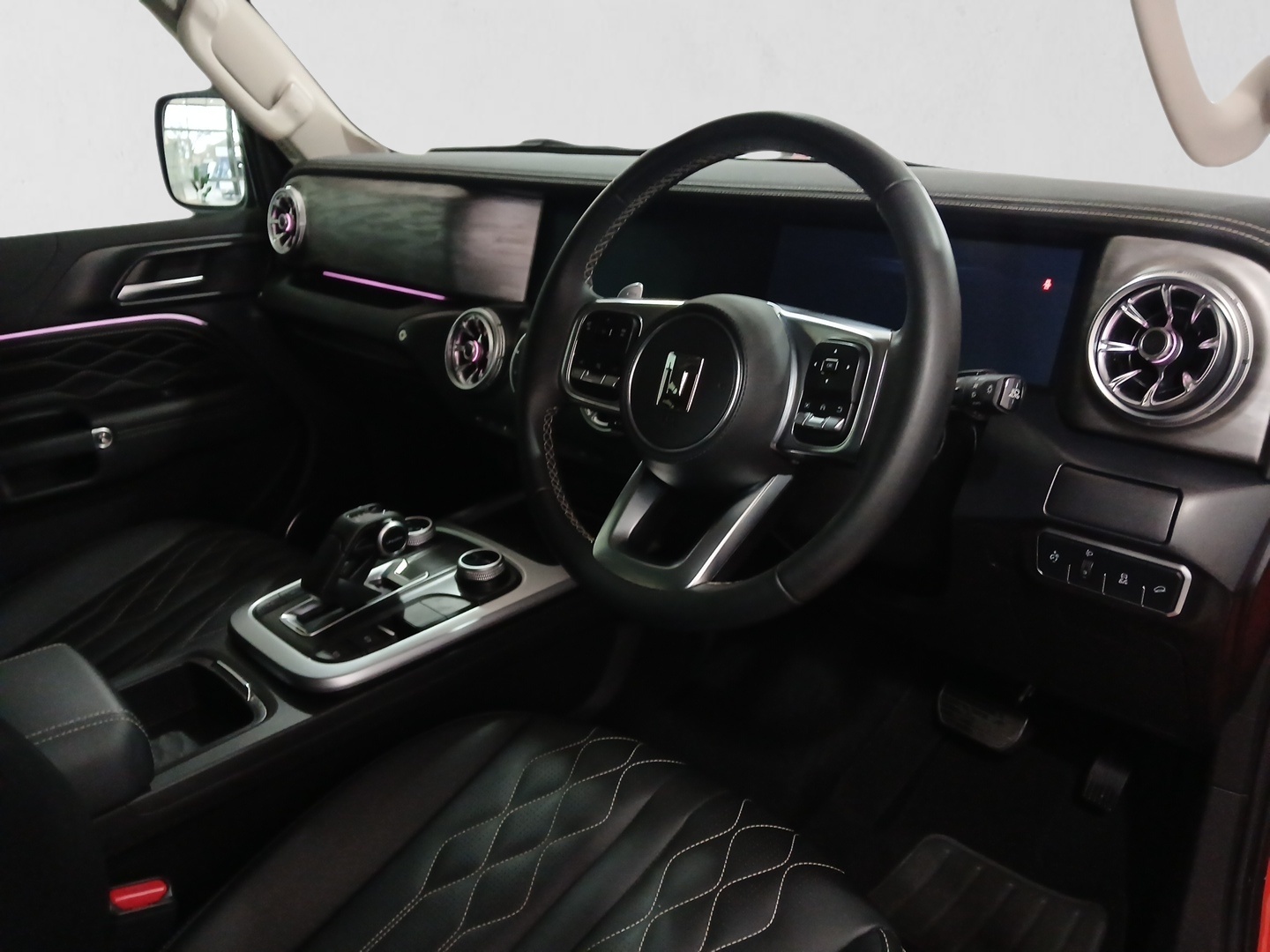 2025 GWM TANK 300 TANK 300 2.0T SUPER LUXURY HYBRID 4X4 A/T interior image 1 of 7