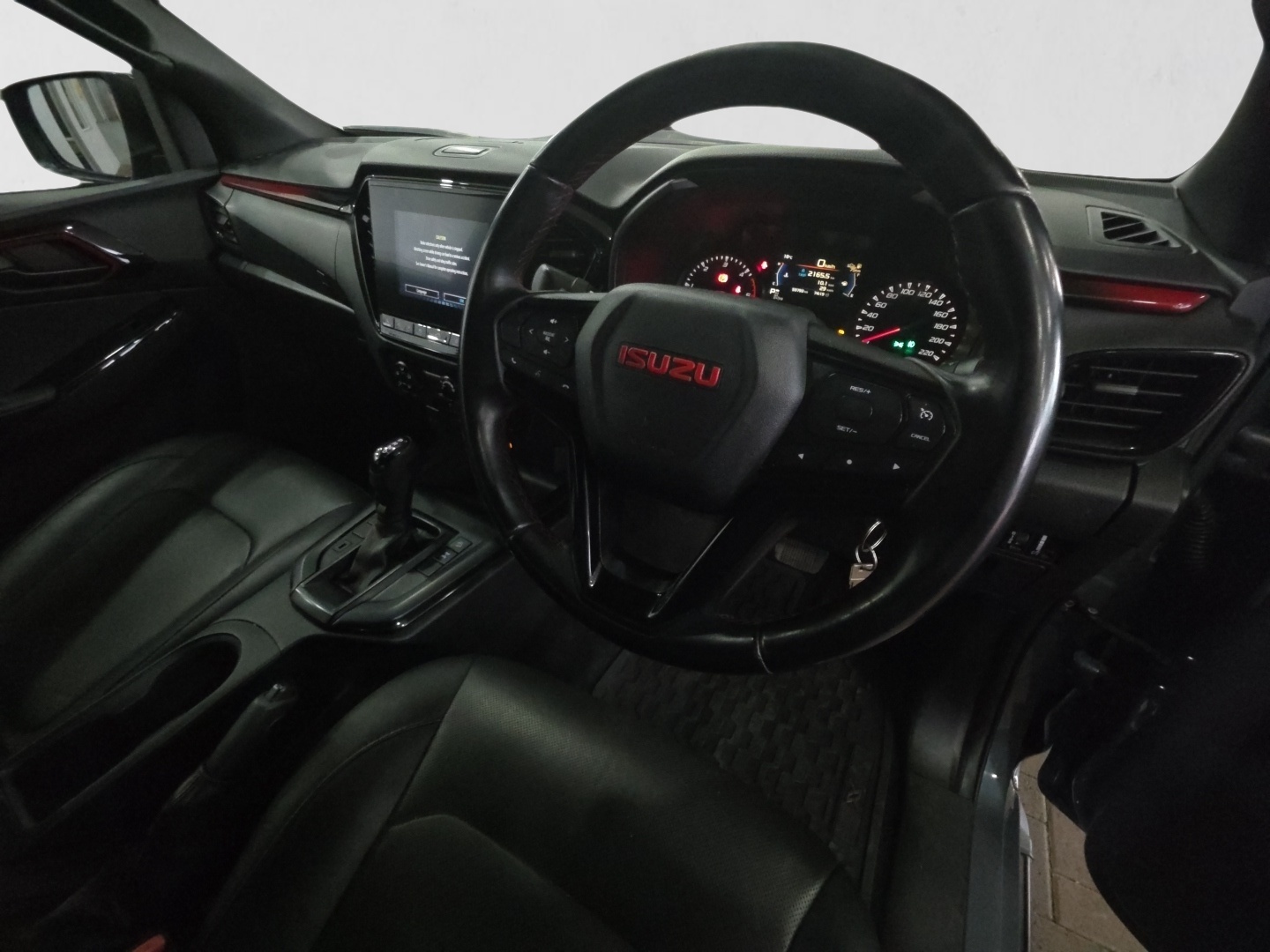 2025 ISUZU D-MAX D-MAX 1.9 Ddi HR X-RIDER A/T D/C P/U interior image 1 of 7