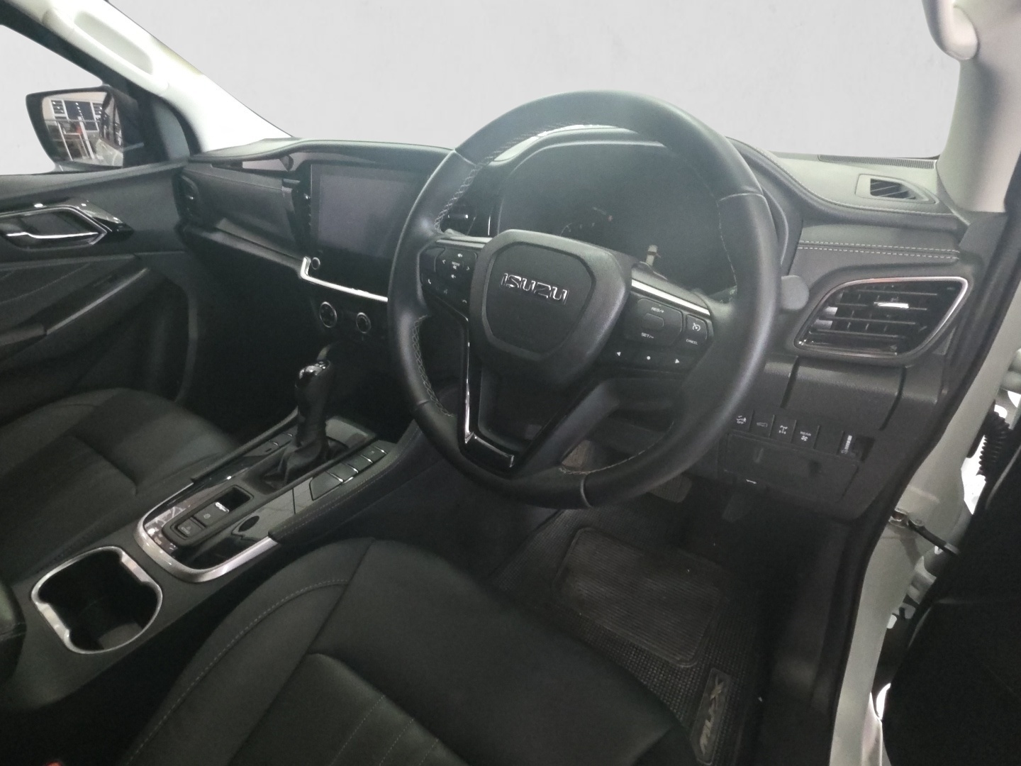 2026 ISUZU MU-X MU-X 3.0D LS A/T interior image 1 of 7