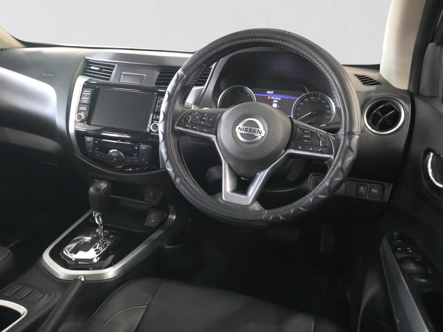 2024 NISSAN NAVARA NAVARA 2.5DDTI LE/LE PLUS A/T D/C P/U interior image 1 of 7