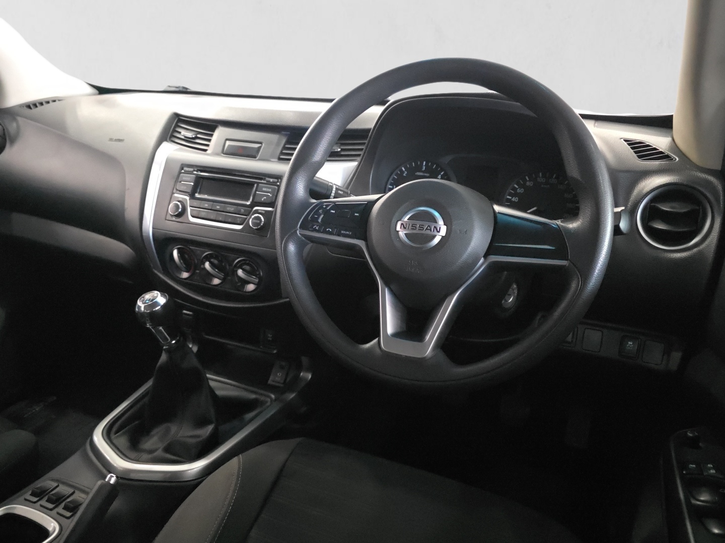 2023 NISSAN NAVARA NAVARA 2.5DDTI SE D/C P/U interior image 1 of 8
