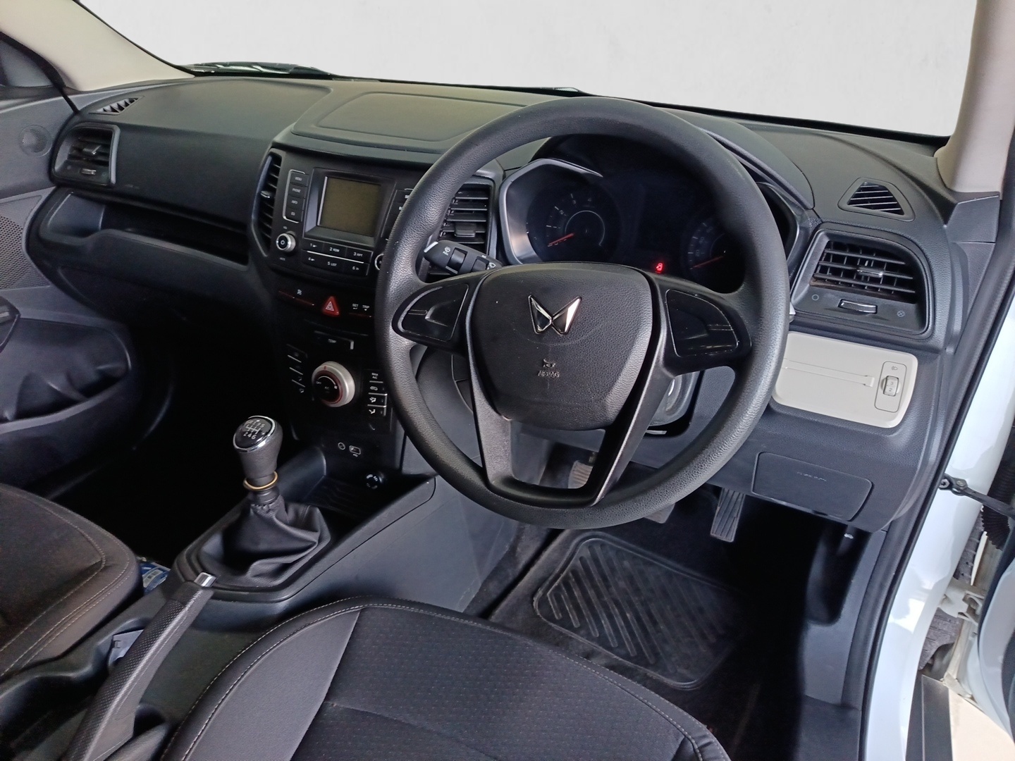 2024 MAHINDRA XUV300 XUV300 1.2T (W4) P/V interior image 1 of 6