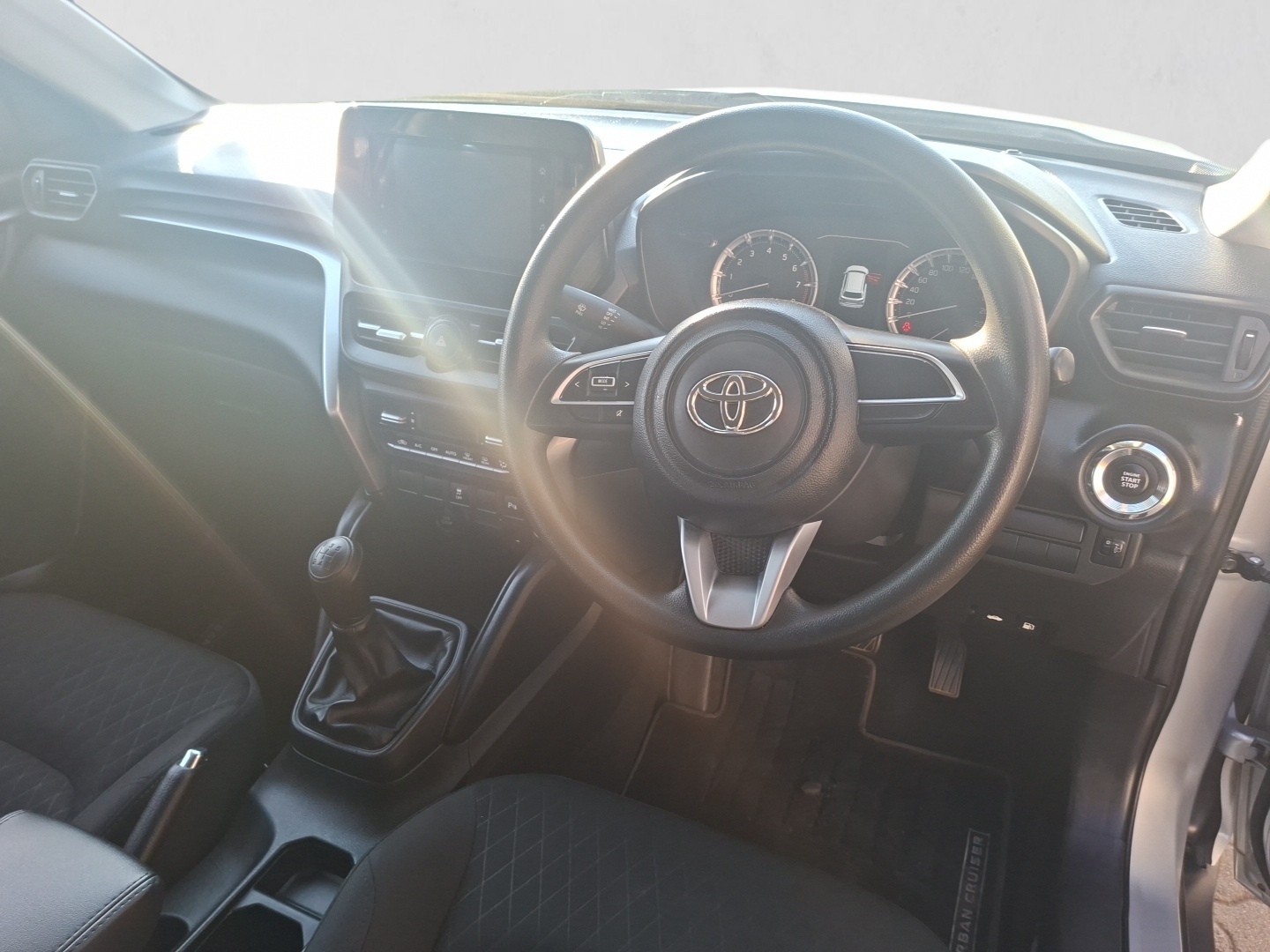 2024 TOYOTA URBAN CRUISER Urban 1.5 Xs MT (54H) interior image 1 of 5